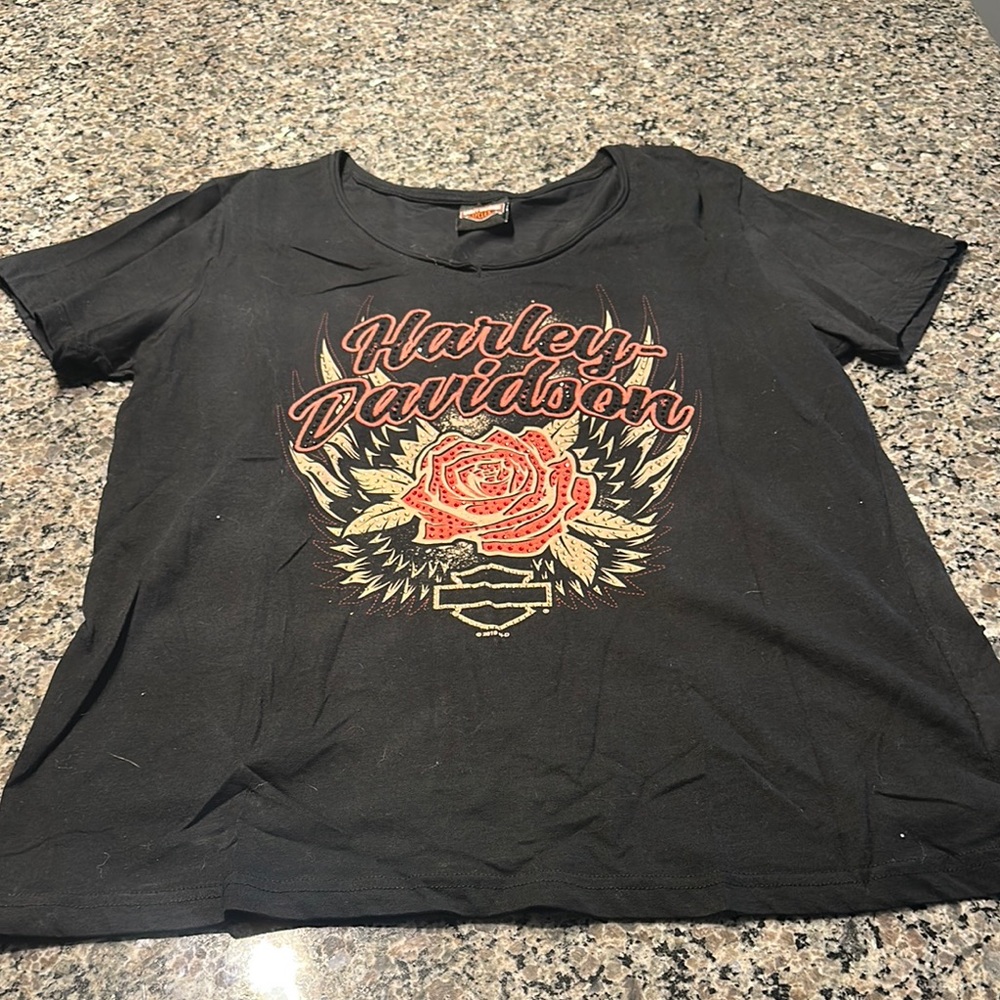 Harley-Davidson Black Tee with Red Rose Graphic
